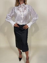 Carica l'immagine nel visualizzatore di Gallery, Camicia con ricami I burro