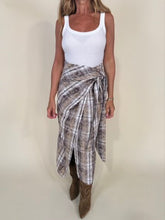 Carica l'immagine nel visualizzatore di Gallery, Gonna midi portafoglio in ceck