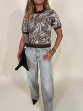 Load image into Gallery viewer, Maglia in fantasia zebrata I maniche corte