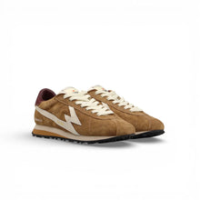 Carica l'immagine nel visualizzatore di Gallery, SNEAKER FLASH COGNAC | SUEDE CON DETTAGLI BORDEAUX | MOA CONCEPT