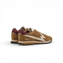 Carica l'immagine nel visualizzatore di Gallery, SNEAKER FLASH COGNAC | SUEDE CON DETTAGLI BORDEAUX | MOA CONCEPT