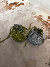 Carica l'immagine nel visualizzatore di Gallery, Pochette double-face bandana