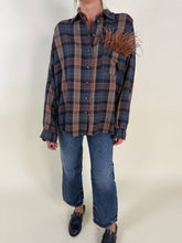 Load image into Gallery viewer, Camicia con tasca piuma | Check grigio e camel