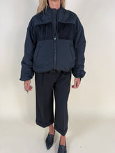 Carica l'immagine nel visualizzatore di Gallery, Bomber frangia nero | Oversize