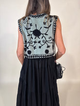 Carica l'immagine nel visualizzatore di Gallery, Gilet Ricamato | Grey & Blue
