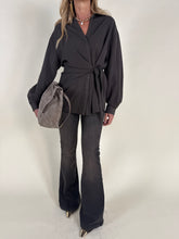 Carica l'immagine nel visualizzatore di Gallery, Camicia in misto rayon con nodo | Brown