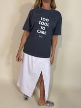 Carica l'immagine nel visualizzatore di Gallery, T-shirt Too Cool To Care