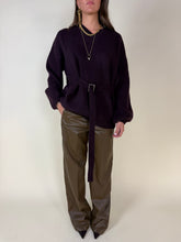 Load image into Gallery viewer, Maglia Burgundy con fibbie | 100% lana
