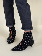 Load image into Gallery viewer, Stivaletto Studs

