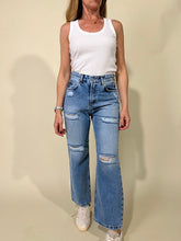 Load image into Gallery viewer, Jeans strappi Lisa
