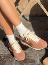 Carica l'immagine nel visualizzatore di Gallery, SNEAKER FLASH COGNAC | SUEDE CON DETTAGLI BORDEAUX | MOA CONCEPT
