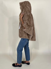 Load image into Gallery viewer, Ecopelliccia Leonie | Taupe
