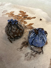Carica l'immagine nel visualizzatore di Gallery, Pochette double-face bandana
