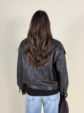 Carica l'immagine nel visualizzatore di Gallery, Bomber in ecopelle moro | Oversize
