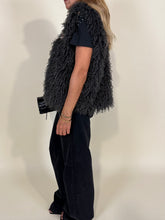 Carica l&#39;immagine nel visualizzatore di Gallery, Pelliccia Gilet I con spilla
