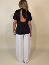 Carica l'immagine nel visualizzatore di Gallery, Blusa Fiocco | Black &amp; White
