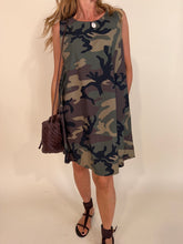 Carica l'immagine nel visualizzatore di Gallery, Mini abito camouflage
