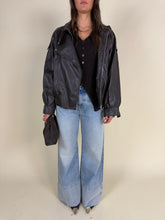Carica l'immagine nel visualizzatore di Gallery, Bomber in ecopelle moro | Oversize
