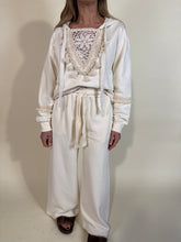 Carica l'immagine nel visualizzatore di Gallery, Felpa Cream | Ricamo
