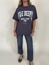 Carica l&#39;immagine nel visualizzatore di Gallery, T-shirt Love Deeply | Più colori
