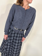 Load image into Gallery viewer, Cardigan Daisy | Grey
