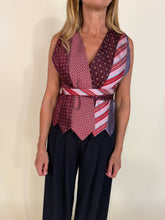 Load image into Gallery viewer, Gilet Cravatte | PIU VARIANTI.
