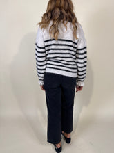 Load image into Gallery viewer, Maglia V | Riga
