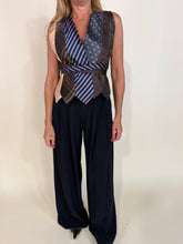 Load image into Gallery viewer, Gilet Cravatte | PIU VARIANTI.
