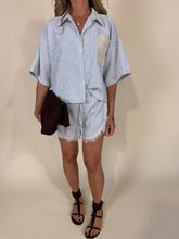 Carica l'immagine nel visualizzatore di Gallery, Camicia Capri | Riga &amp; Crochet | Set coordinato.

