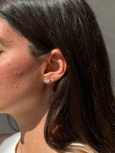 Load image into Gallery viewer, Kora| Coppia di orecchini asimmetrico con zircone
