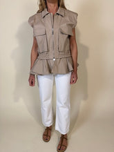 Load image into Gallery viewer, Gilet Butter &amp; Camel.
