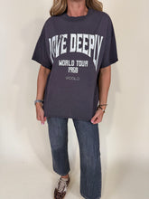 Carica l&#39;immagine nel visualizzatore di Gallery, T-shirt Love Deeply | Più colori
