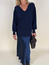 Carica l'immagine nel visualizzatore di Gallery, Maglia V oversize in Viscosa | Blu notte
