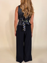 Load image into Gallery viewer, Gilet Cravatte | PIU VARIANTI.
