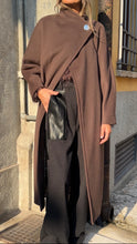 Carica l'immagine nel visualizzatore di Gallery, Cappotto Noce maxi lungo | 50% lana
