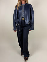 Carica l'immagine nel visualizzatore di Gallery, Bomber in ecopelle Blue Nights
