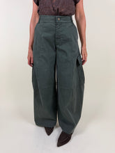 Carica l'immagine nel visualizzatore di Gallery, Pantalone verde | Balloon fit
