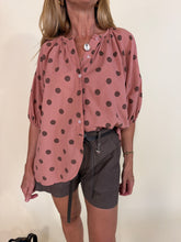 Load image into Gallery viewer, Camicia Pois | Rose &amp; Choco | Mussola.
