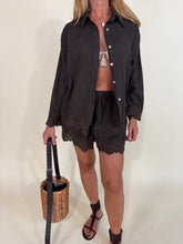 Carica l'immagine nel visualizzatore di Gallery, Completo Lino | Ricami 100% lino | Camicia + shorts
