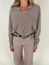 Load image into Gallery viewer, Maglione beige oversize | Lana e cashmere
