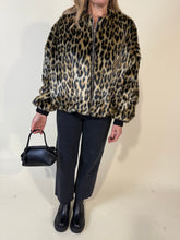 Carica l'immagine nel visualizzatore di Gallery, Bomber Ecopelliccia con zip I Leo
