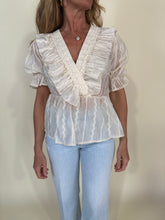 Carica l'immagine nel visualizzatore di Gallery, Blusa Ricamata | Volant
