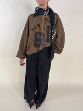 Load image into Gallery viewer, Felpa tabacco NY | Con micro strass
