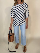 Load image into Gallery viewer, T-shirt Asimmetric | Bicolor | Più colori.
