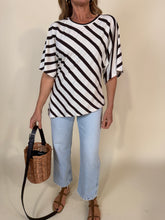 Load image into Gallery viewer, T-shirt Asimmetric | Bicolor | Più colori.
