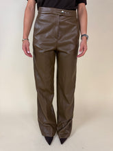 Load image into Gallery viewer, Pantalone Lagoon | Senape in ecopelle
