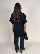Carica l'immagine nel visualizzatore di Gallery, T-shirt lunga nera con frangia laterale | 100% cotone
