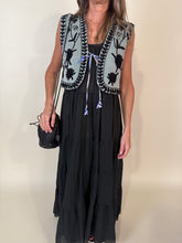 Carica l'immagine nel visualizzatore di Gallery, Gilet Ricamato | Grey &amp; Blue
