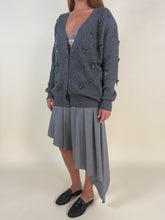 Carica l'immagine nel visualizzatore di Gallery, Cardigan in maglia con ricamo I Grey
