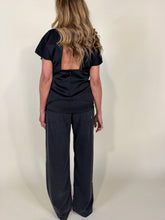 Carica l'immagine nel visualizzatore di Gallery, Blusa Fiocco | Black &amp; White
